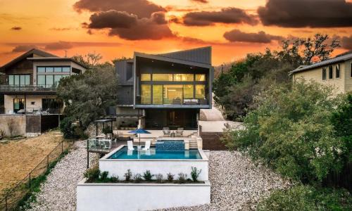 Barton by AvantStay Lake Views w Hot Tub Pool Ping Pong
