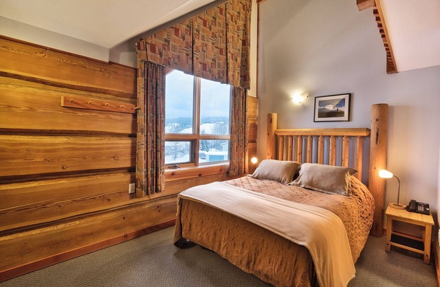 Basecamp Lodge Golden | Queen and Two Twins