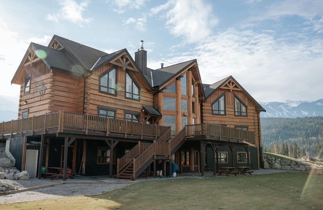 Basecamp Lodge Golden | Queen and OneTwins