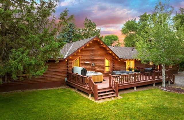 Basecamp Stays: Private Island, Fire Pit, Arcade!