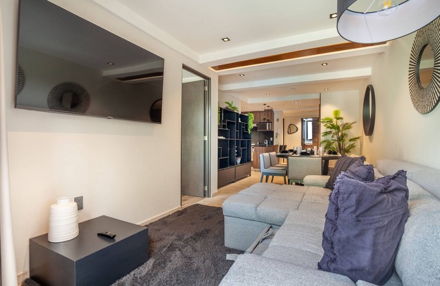 Bask in Now: Minimalist Elegance Meets 202's Modern Fancy