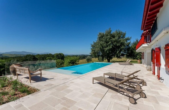 Basque Country │Magnificent villa · 7 suites · View on the Pyrenees · Pool