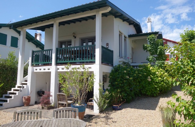 BASQUE COUNTRY VILLA IN THE HEART OF GUETHARY THE BEACH ON FOOT