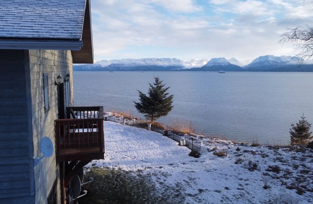 Bay Bluff Haven: Ocean, Glacier, & Wildlife View