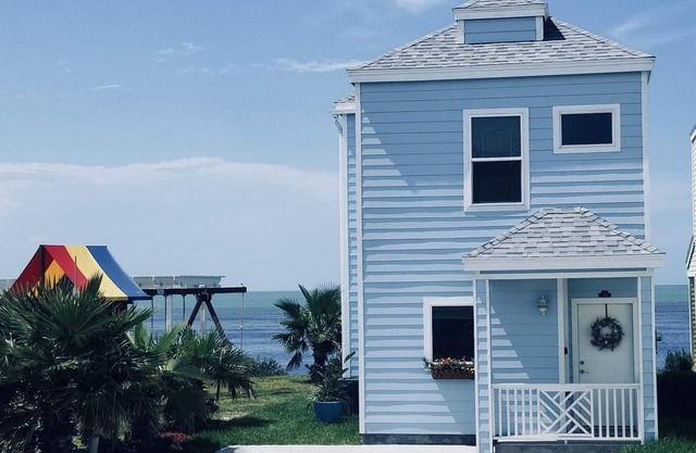 BAY FRONT HOME, minutes away from SPI, in a gated Subd. The Perfect Stay!