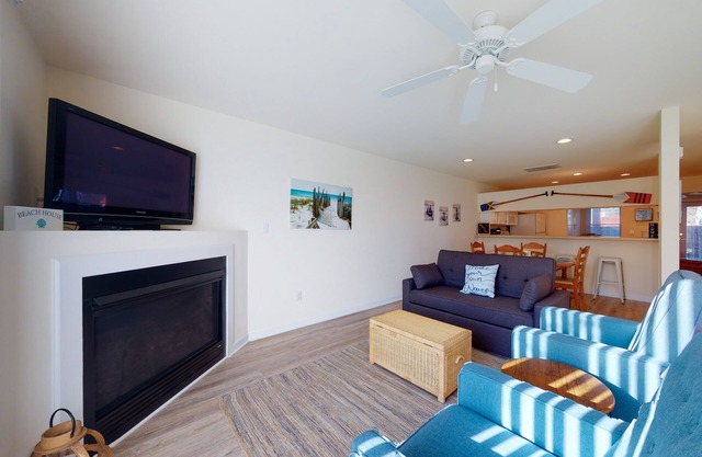Bayberry Woods condo with fast WiFi, on-site pool, tennis & pickleball