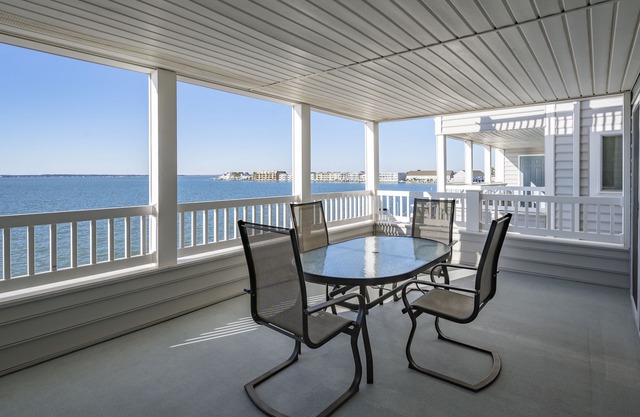Bayfront, 2 br with pool, walk to beach, boardwalk and FishTales