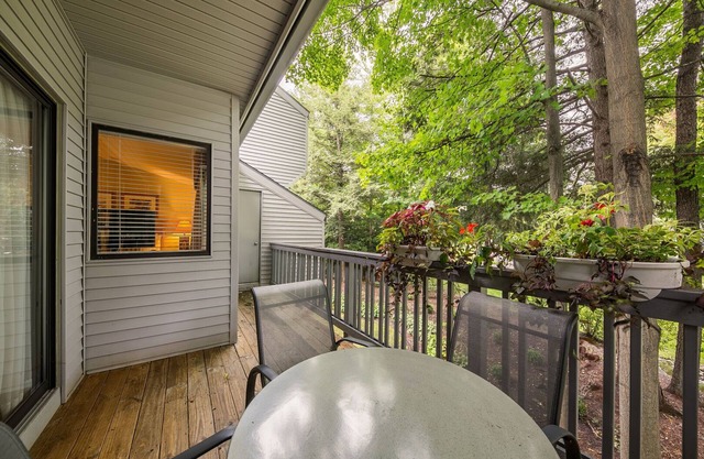 🏖️ Bayfront Escape @ The Shores | Traverse Bay Views | Moments to the Beach