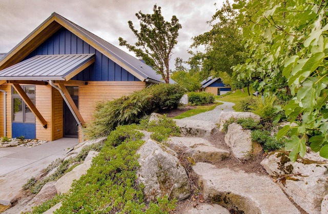 Bayfront getaway with amazing views and easy access to nearby attractions