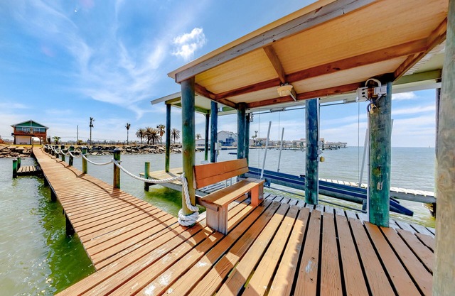 Bayfront home w/private balcony water views/free WiFi/private dock/central A/C
