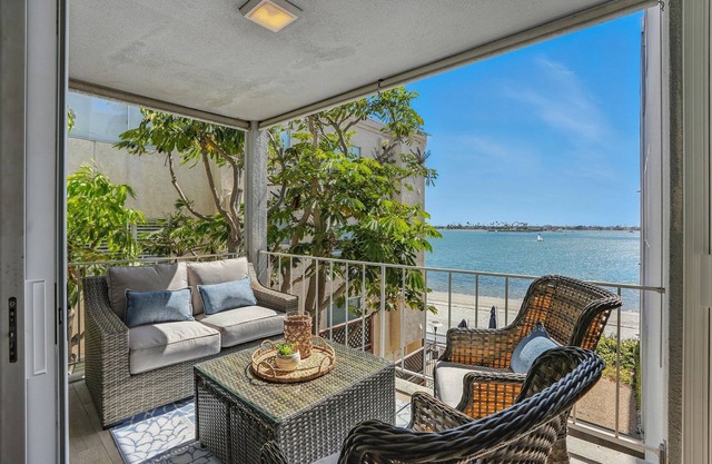 Bayfront Paradise - Flexible 30 Day Plus with Amazing Bay View and Pool!