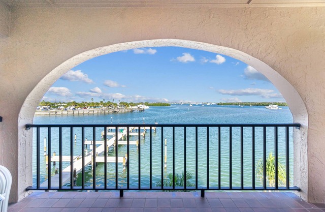 BAYFRONT, TOP FLOOR END UNIT, VIEWS, HEATED POOL, PRIVATE BEACH, BOAT SLIPS