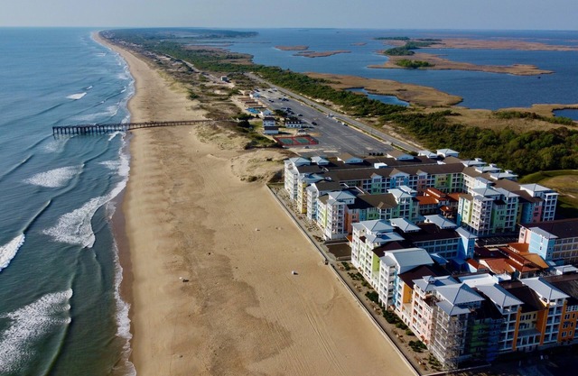 Bayside condo right on the beach, beautiful views, onsite pools