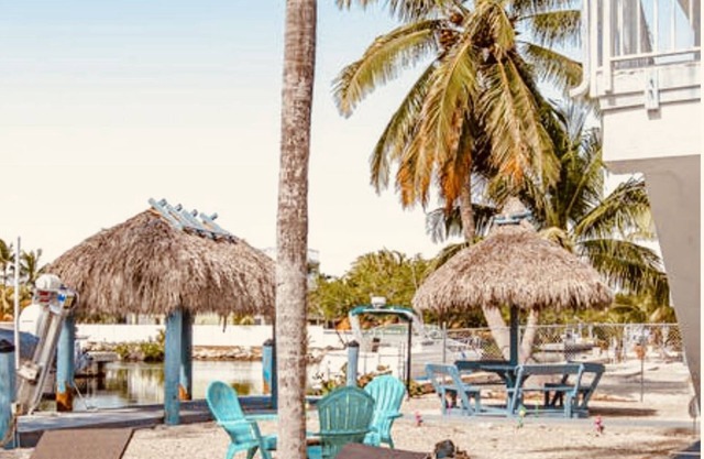 Bayside Key Largo Canal Home with Dock/Jacuzzi/Pool. (Lift not include)