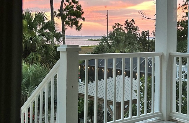 Bayside Oyster. 3 bedroom. 3 bath. 2 min. walk to beach. Stunning sunsets
