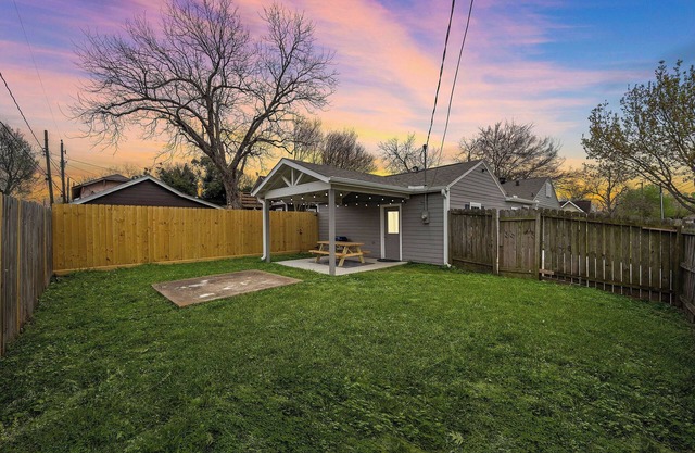 Baytown Private Studio Apartment covered patio Sleeps 4 by the bay, skate park,