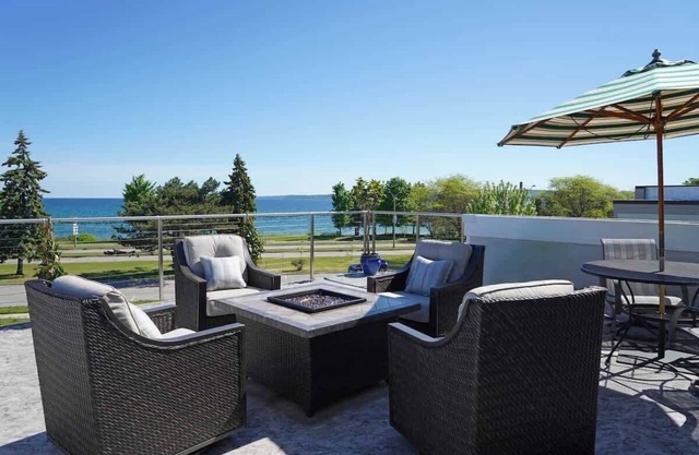Bayview Bliss: Modern Luxury Home