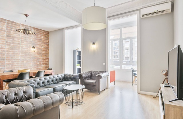 BCN Central and quiet, 4 bedrooms, air conditioning, internet