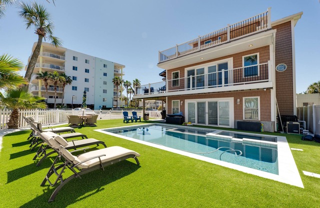 Be A Nomad | Ocean view pool home