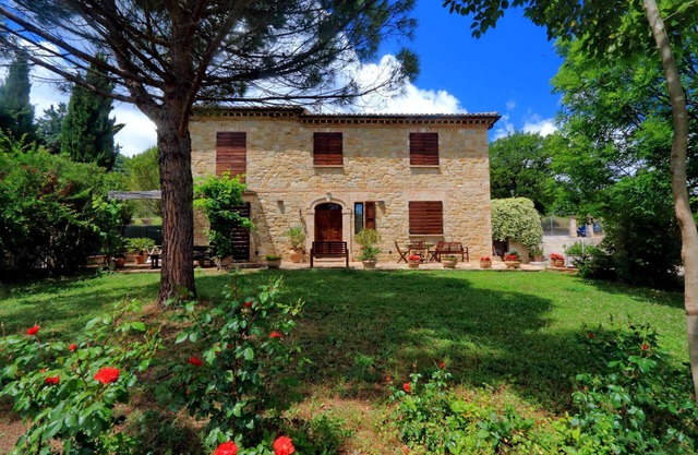 Be delighted by the view from the swimming pool! A well restored house with garden, comforts.and l