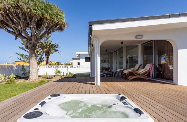 Beautiful private villa for 5 people with WIFI, hot tub, TV, terrace and panoramic view