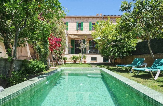 Beautiful town house with garden & pool for 6