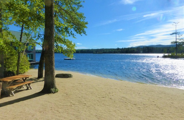 Beach, 10 bedrooms, 20 lovely acres, large gathering spaces, fun activities