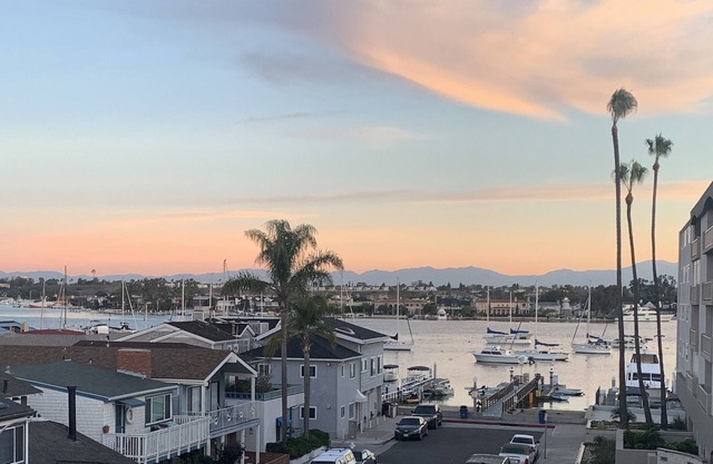 Beach and Bay Retreat near Fun Zone with spectacular views from rooftop deck
