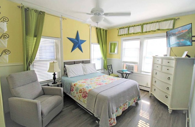 Beach Apt #2, Bright Studio w/Kitchen and Bath