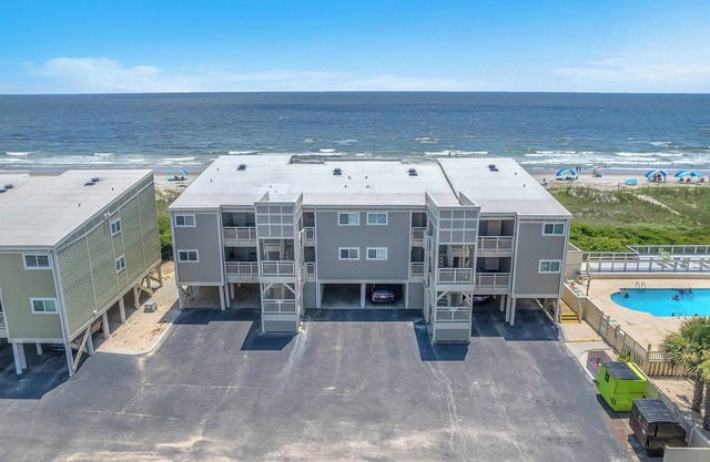 Beach Birds: Oceanfront Condo with Excellent Views