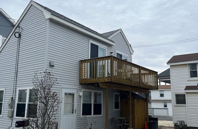 Beach Block! 3 BR, 1.5 bath, sleeps 8