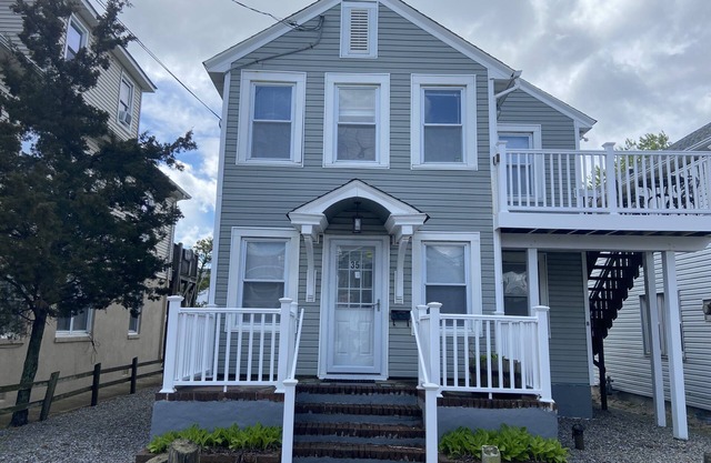 Beach Block, Renovated 2 bdrm, sleep 6, 1st flr unit Yard/Parking 4 beach badges
