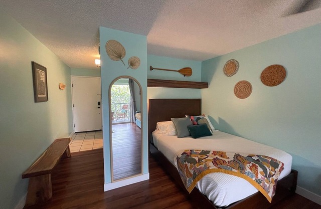 Beach Bungalow Condo in Kona - New Remodel with 3 Beds & Sleeps 4 + Pool