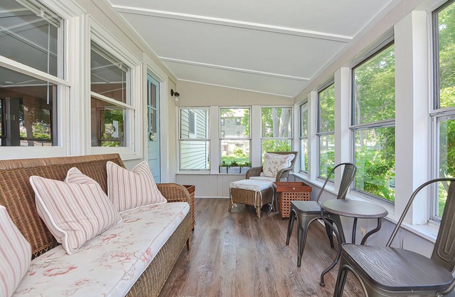Beach Bungalow: Long Beach Cottage