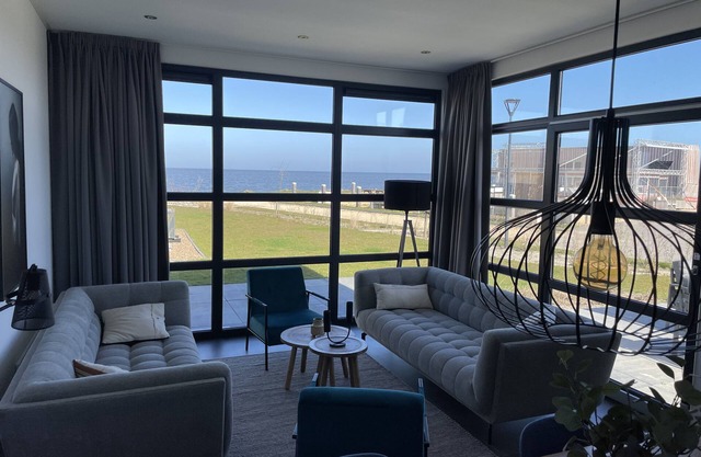 Beach chalet on the Ijsselmeer, sea view, 2 bedrooms, dogs allowed