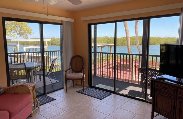 Beach condo with Gorgeous Waterfront Views, Pool, and Fishing Pier!