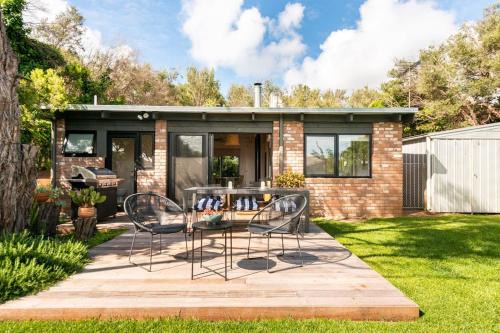 Beach cottage, 4 mins to sea with spacious garden