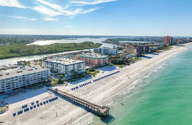 Beach Cottage, Indian Shores, FL. Oceanfront View Condo on Beach