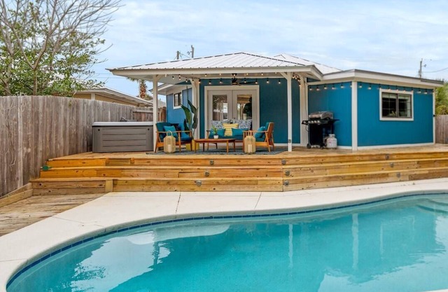 Beach cottage w/private pool & hot tub