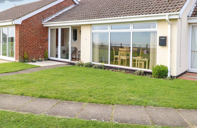 BEACH CROFT, pet friendly, country holiday cottage in Kessingland