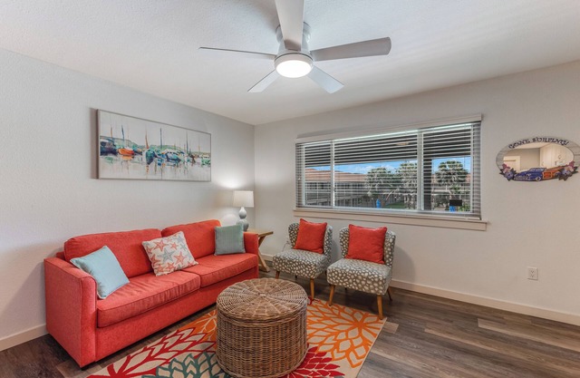 Beach Daze- Roomy1 BDRM a block from the BEACH & Large Pool