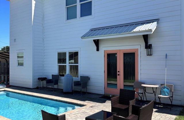 Beach Escape! 4BR Pool Home, Sleeps 15, Game Room & Minutes to 30A & Pier Park