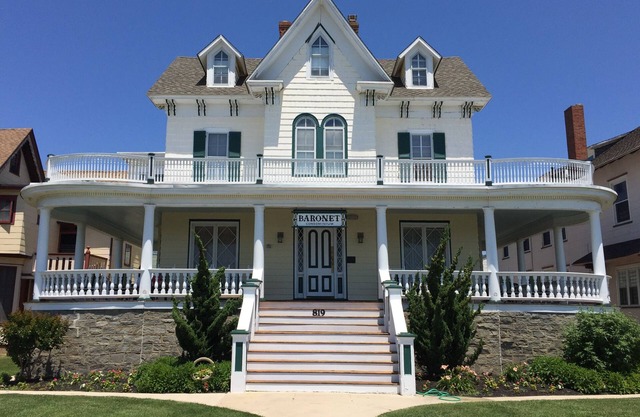 Beach Front, 1 Bed Room Condo, Sleep 6 People, With Large Wrap Around Porch