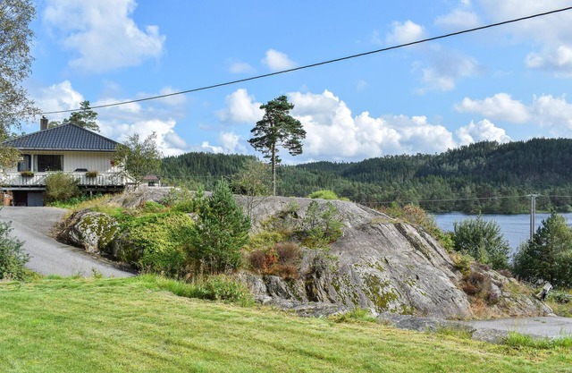 Beach front apartment in øyslebø