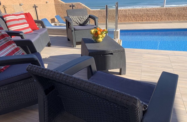 BEACH FRONT-LINE/Private Pool/Car not necessary/Air Con/Wi-Fi