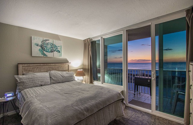 Beach Front Studio! Gorgeous Views- Room with Kitchenette