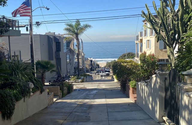 Beach Home 3 blocks to the white sand.please no children under the age of 7.