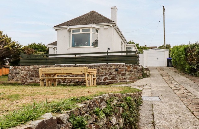 BEACH HOUSE – 15 ALEXANDRA ROAD, pet friendly, with a garden in Porth