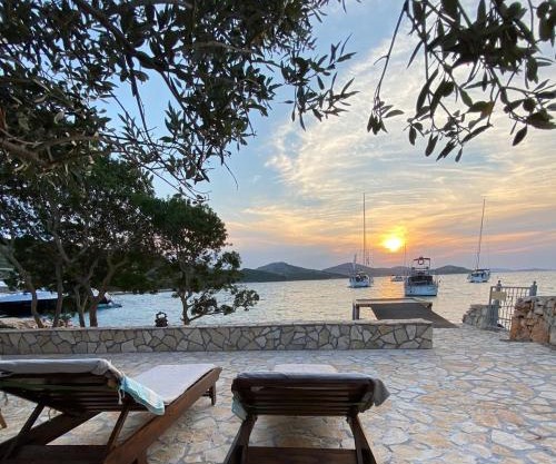 Beach house Danica - resort & tavern BAIN, free transport, pool, Island of Žut - Kornati