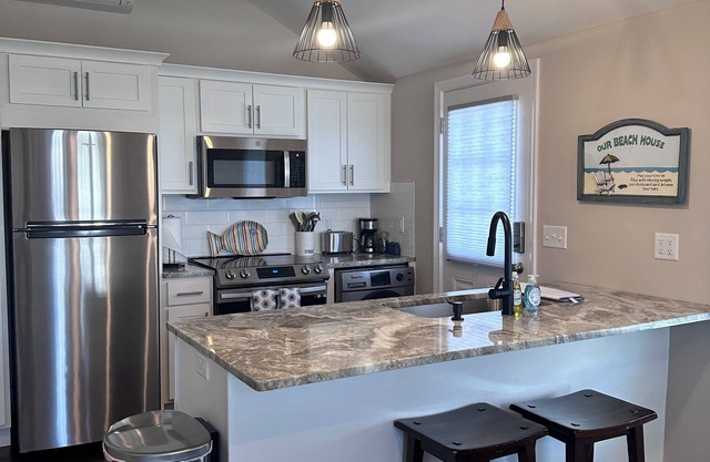 Beach House, Minutes' walk to Casino Area and the Sand, Newly Renovated.